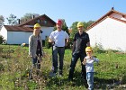 zum Spatenstich am 1. Oktober bekamen wir das Bauherren-Survival-Kit mit Helmen und Spaten überreicht