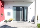 Haustür (Ud-Wert 1,1 W/m²K), 3-fach Verglasung Satinato (Ug-Wert 0,6 W/m²K), automatische 7-fach Verriegelung mit motorischer Öffnung über Fingerprint.