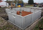 Wasserdichter Keller (WU-Beton) und ebenfalls druckwasserdichte Kellerfenster.
